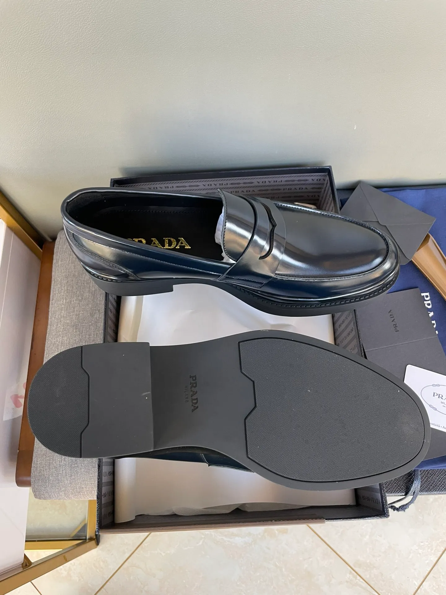 Men's shoes 💰860 💰Best recommendation✨PRADA Prada top purchasing quality imported upper with color-brushed edge beads carved toe design cowhide lining private molded TPU outsole non-slip, wear-resistant and elastic fashionable and versatile burgundy black blue 39-44 in stock (38, 45 customized for replacement, return and exchange)